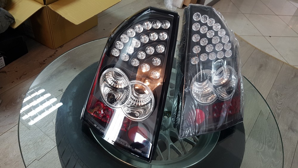Задні LED ліхтарі CHRYSLER 300С чорний седан