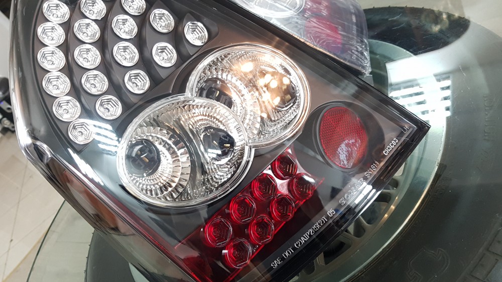 Задні LED ліхтарі CHRYSLER 300С чорний седан