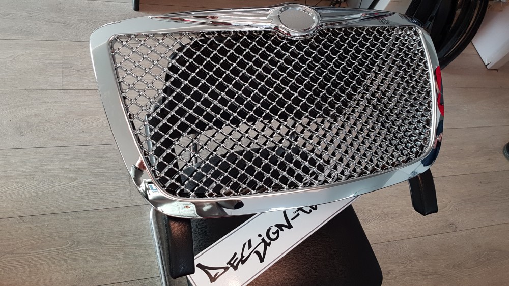 Решітка радіатора Chrysler 300C стиль Bentley хром