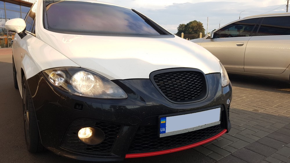 Решітка радіатора Seat Leon / Altea / Toledo honeycomb стиль
