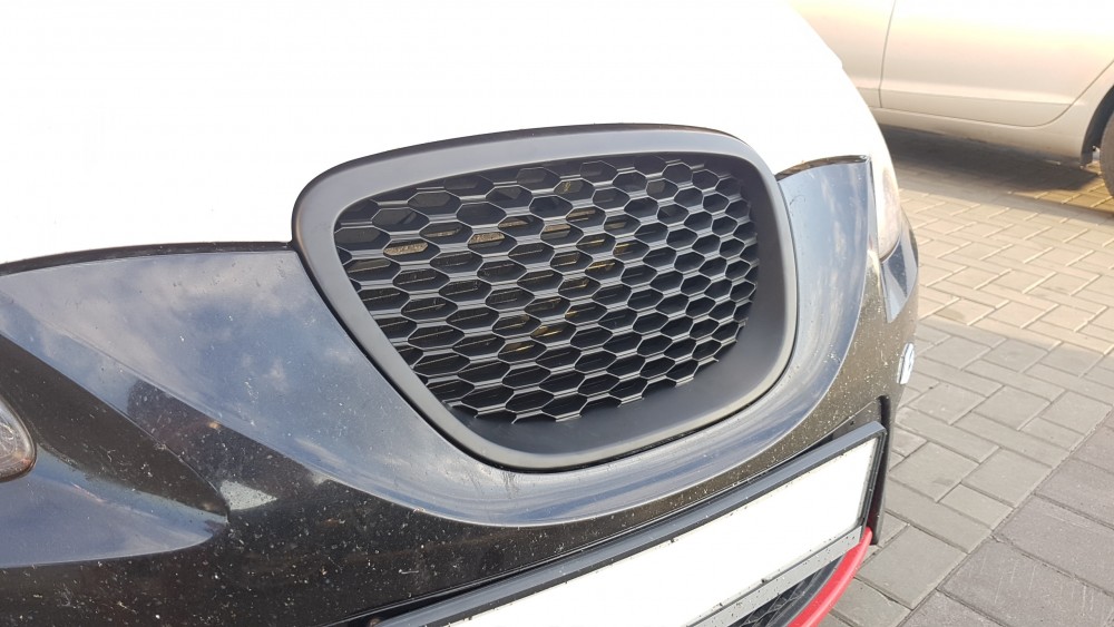 Решітка радіатора Seat Leon / Altea / Toledo honeycomb стиль