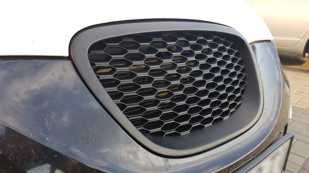 Решітка радіатора Seat Leon / Altea / Toledo honeycomb стиль