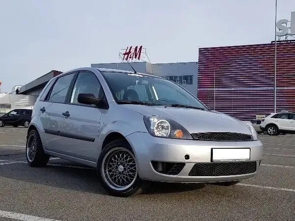 Тюнінгова решітка радіатора Ford Fiesta 6 чорна дорестайлінг