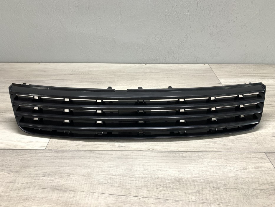 Решітка радіатора VW Passat B5 (3B) дорестайлінг чорна