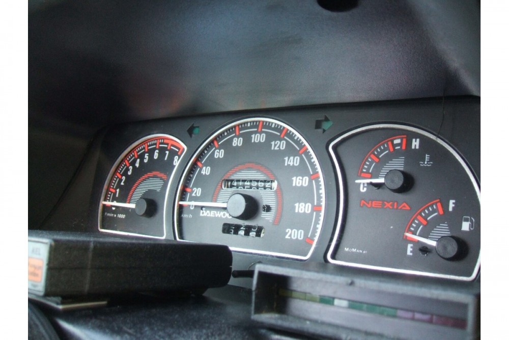 Накладки, що світяться, на панель приладів Daewoo Nexia
