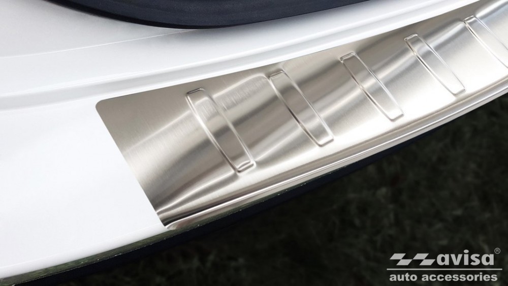 Накладка на бампер із загином та ребрами Hyundai i40 Wagon (Kombi)