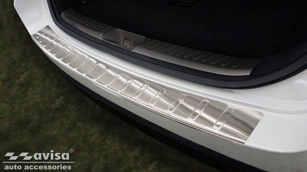 Накладка на бампер із загином та ребрами Hyundai i40 Wagon (Kombi)