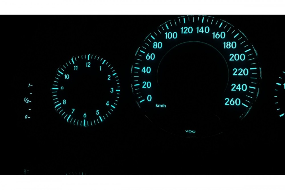 Тюнінг накладки в панель приладів Mercedes CLK W209, E W211, CLS W219 вар. 4