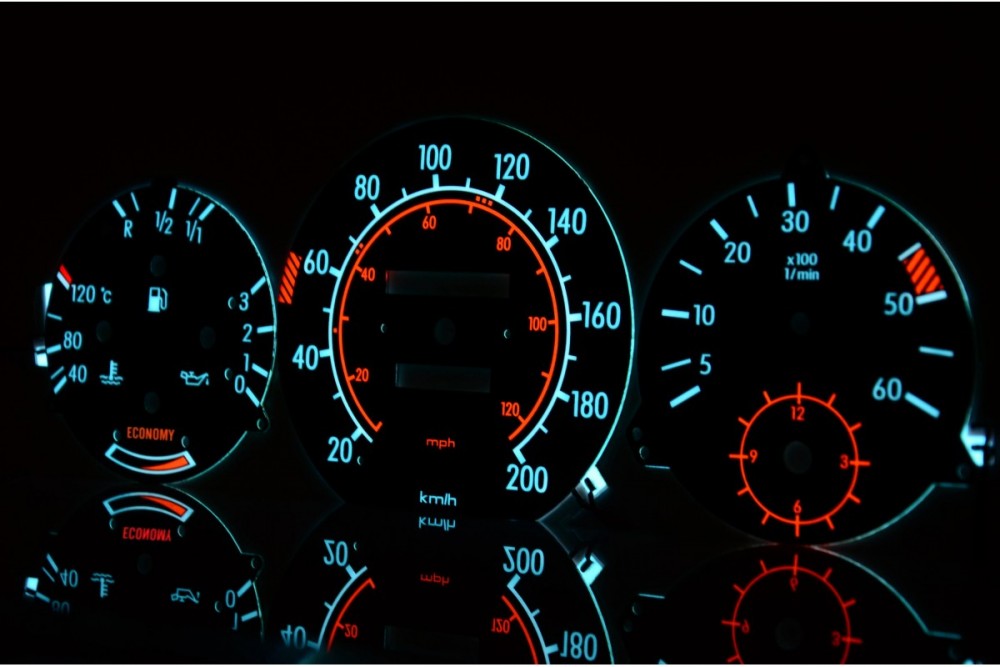 Тюнинговые накладки в щиток приборов Mercedes W123 вар. 1