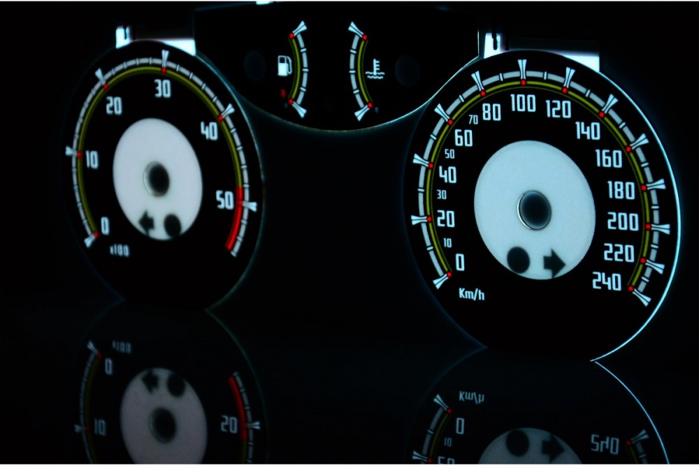 Вставки, що світяться, в щиток приладів Renault Laguna 2