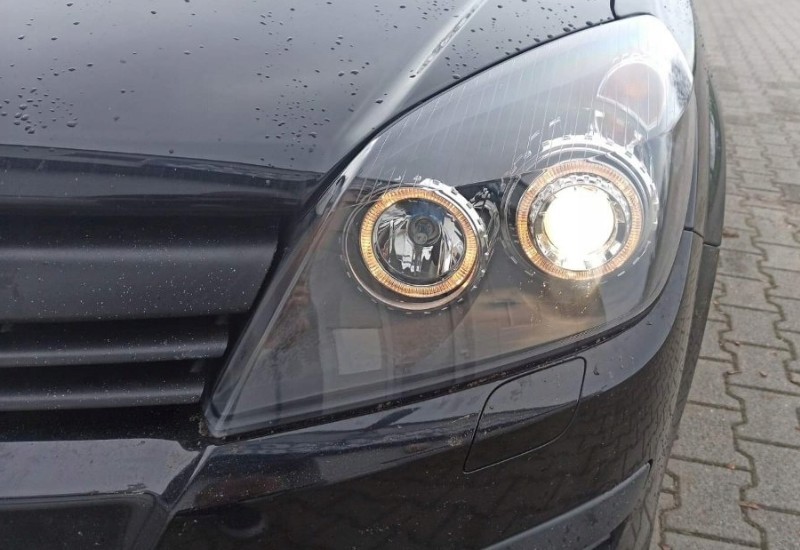 Чорні фари передні Opel Astra H з кільцями Angel Eyes