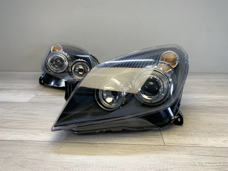 Чорні фари передні Opel Astra H з кільцями Angel Eyes