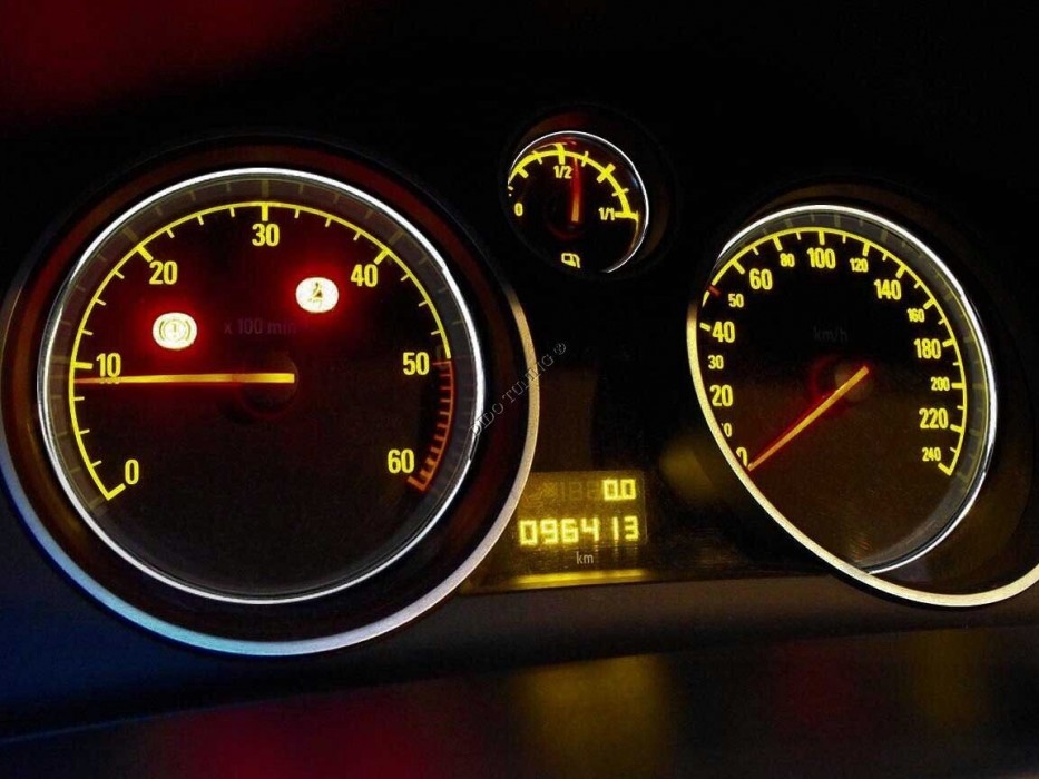 Хромовані кільця в щиток приладів Opel Astra H