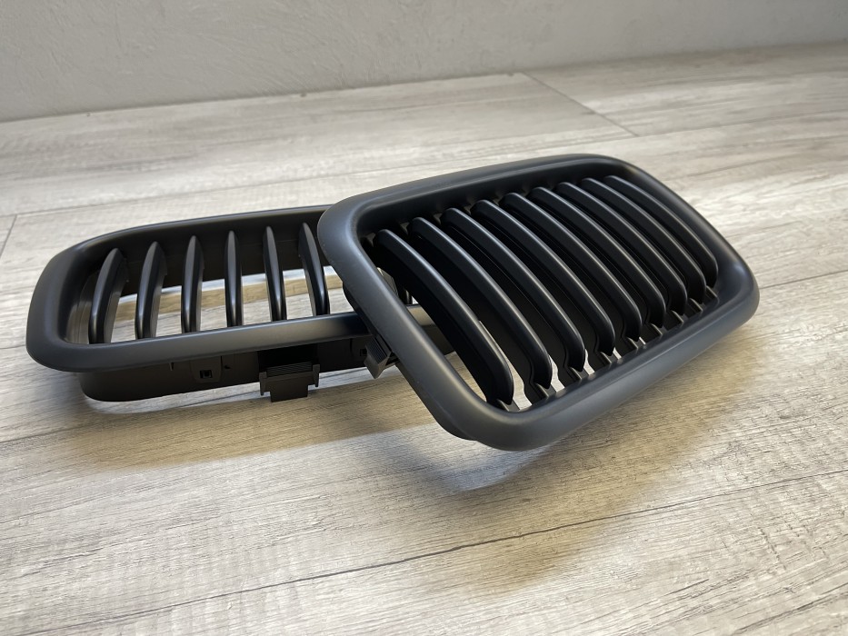 Решітка радіатора (ніздрі) BMW E36 дорестайл, чорна