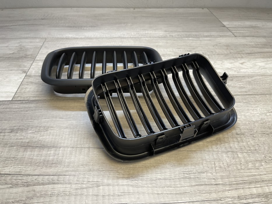 Решітка радіатора (ніздрі) BMW E36 дорестайл, чорна