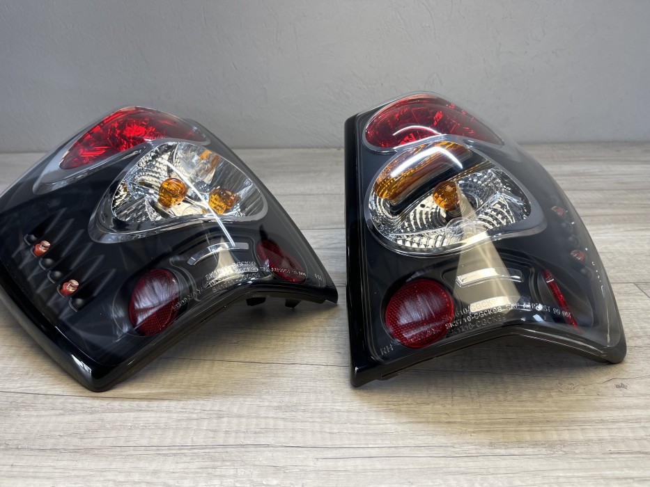 Тюнінгові задні ліхтарі JEEP Grand Cherokee WJ чорні