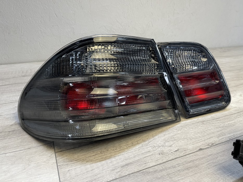 Тюнінгові ліхтарі задні Mercedes W210 тоновані