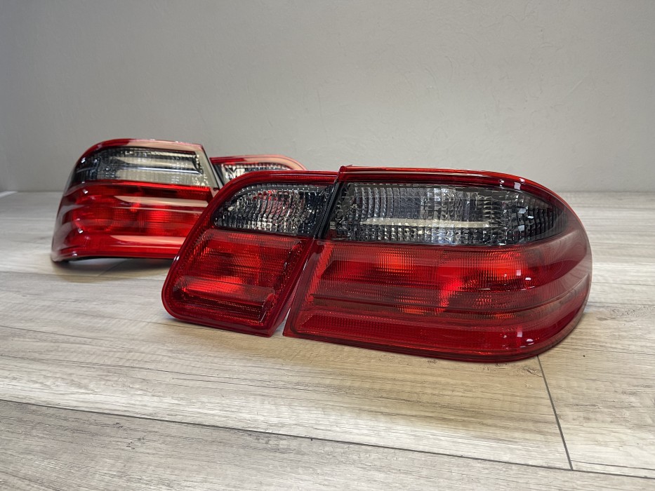 Ліхтарі задні Mercedes W210 седан red smoke
