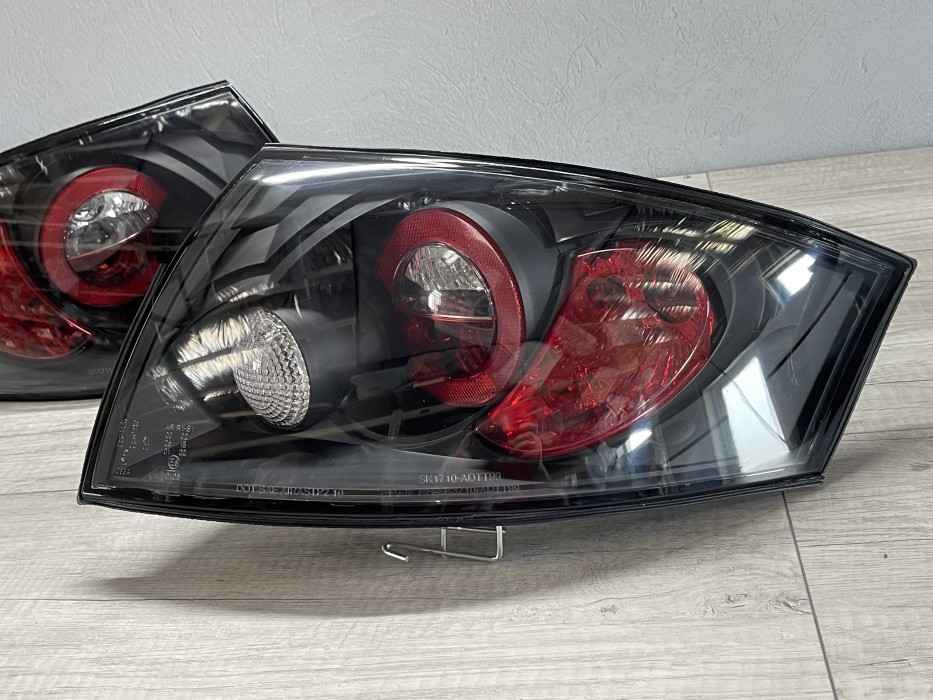 Тюнінгові задні ліхтарі Audi TT 8N чорні 