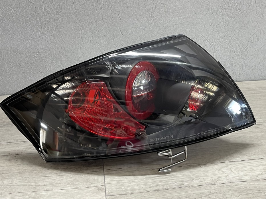 Тюнінгові задні ліхтарі Audi TT 8N чорні 