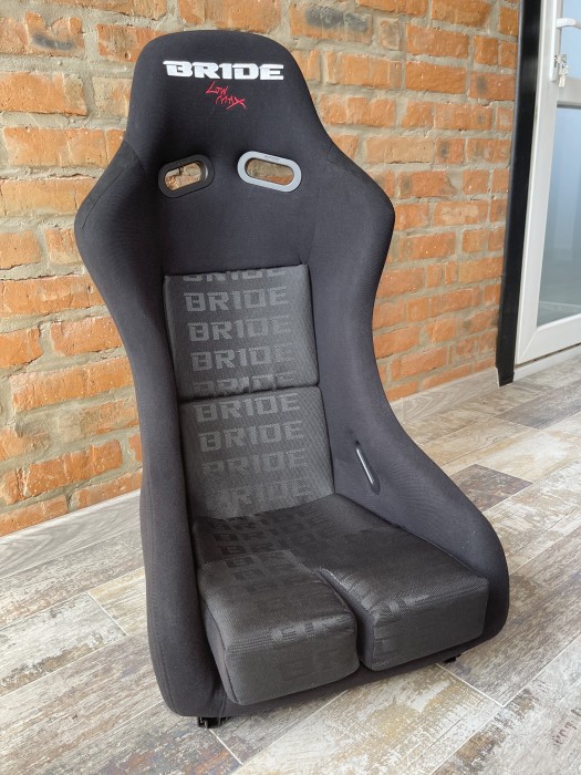 Сидіння ковш автомобільне GTR велюр Bride Black