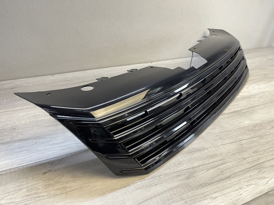 Решітка радіатора VW Passat B7 без емблеми чорна