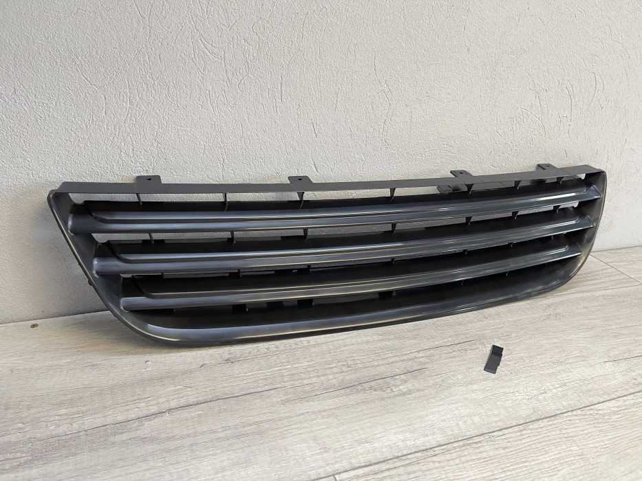 Решітка радіатора VW Polo 9N3 рестайл, чорна без емблеми