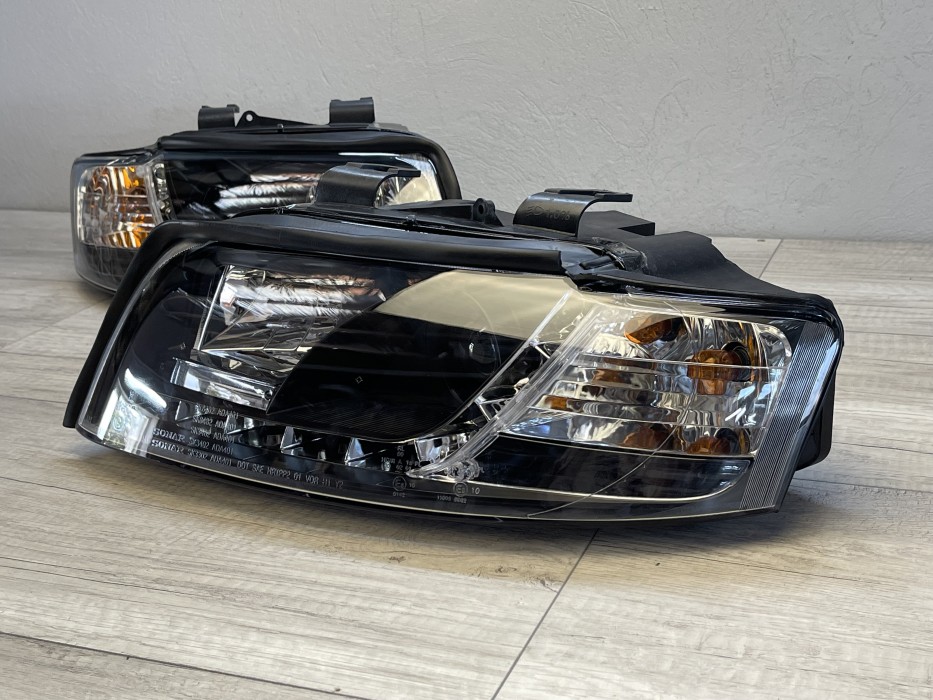 Чорні фари передні Audi A4 B6 з діодними габаритами