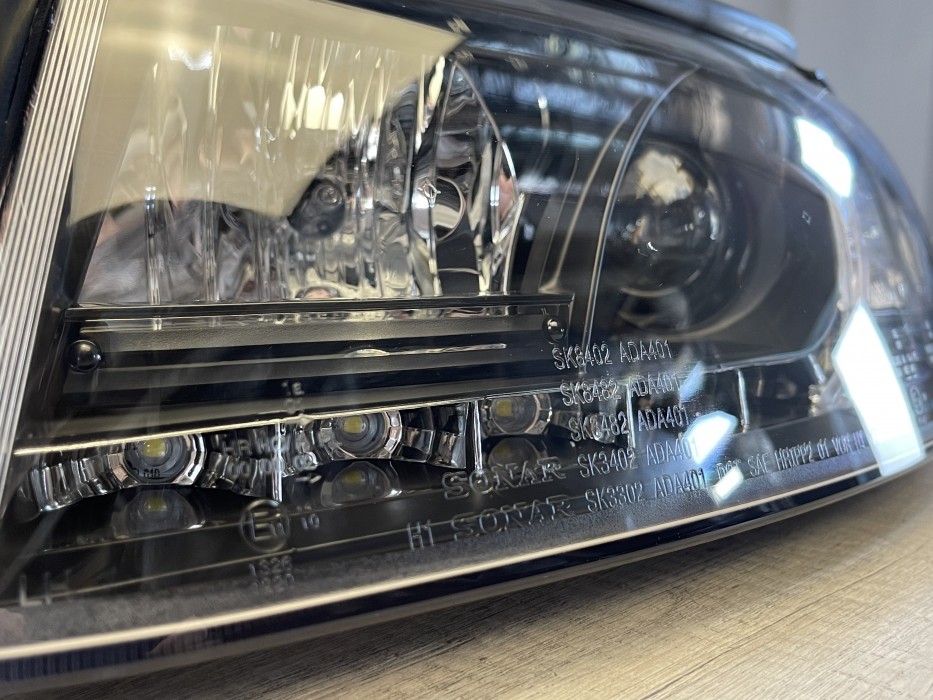 Чорні фари передні Audi A4 B6 з діодними габаритами