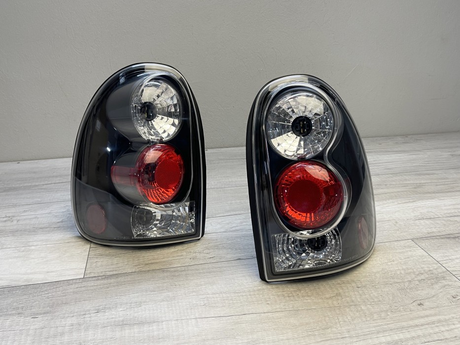 Чорні тюнінгові задні ліхтарі Chrysler Voyager, Dodge Caravan