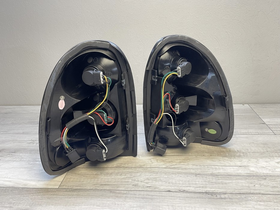 Чорні тюнінгові задні ліхтарі Chrysler Voyager, Dodge Caravan