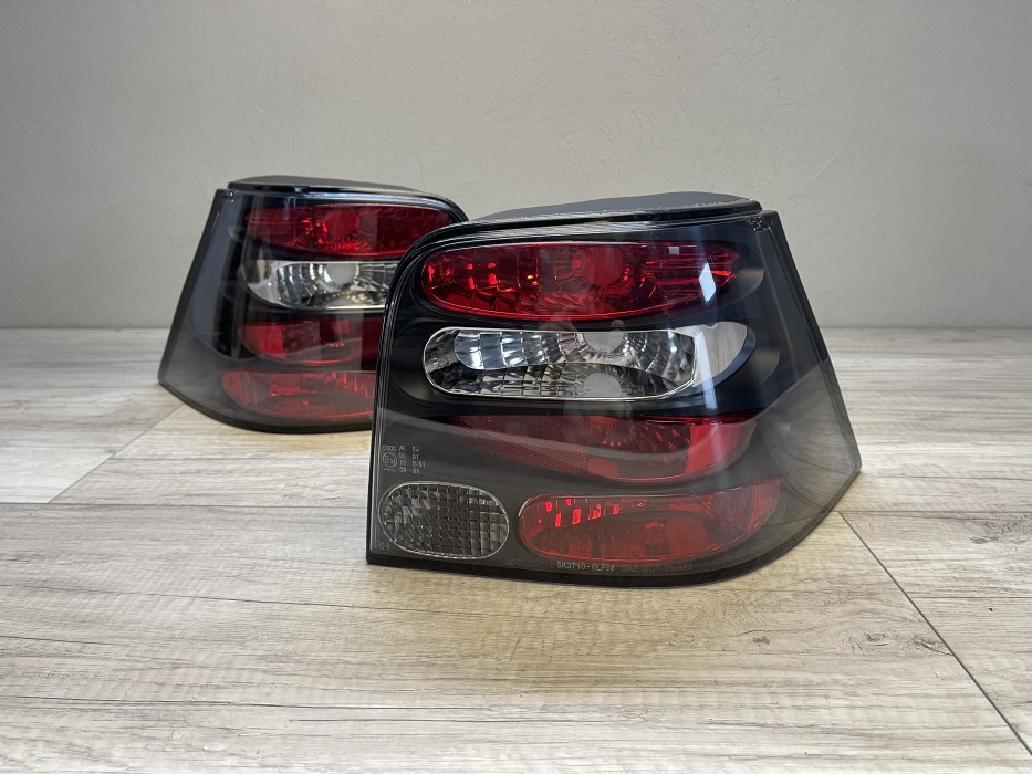 Чорні тюнінгові ліхтарі задні VW Golf 4 хетчбек