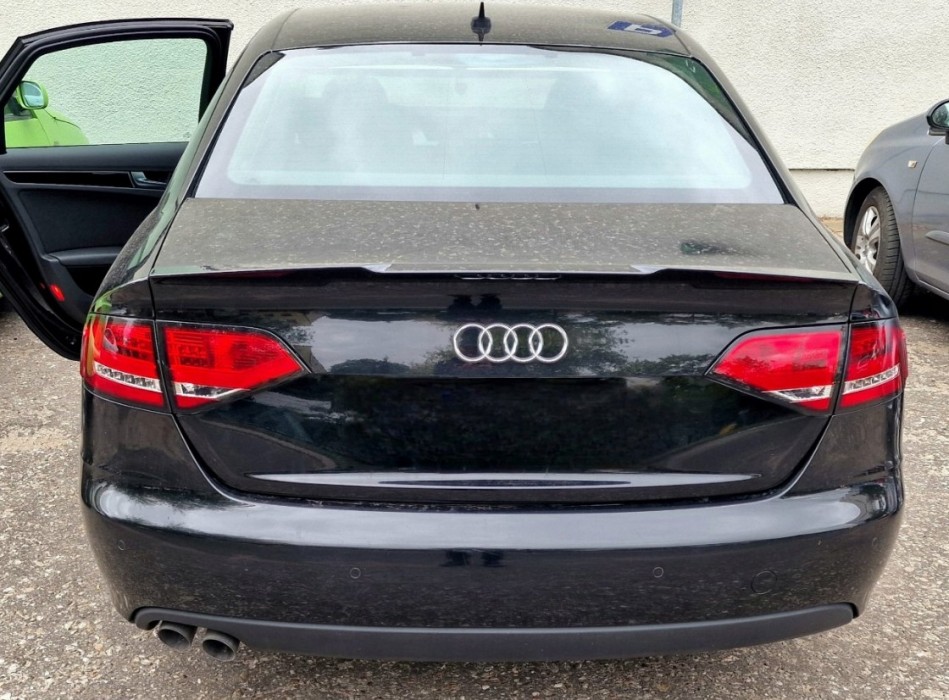 Задні ліхтарі тюнінгові Audi A4 B8 дорестайл седан червоно-білі