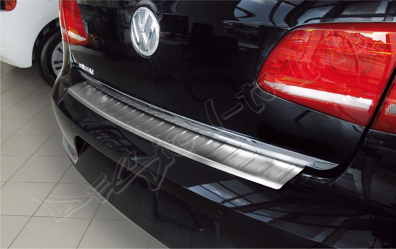 Накладка на бампер із загином Volkswagen Passat B7 Sedan
