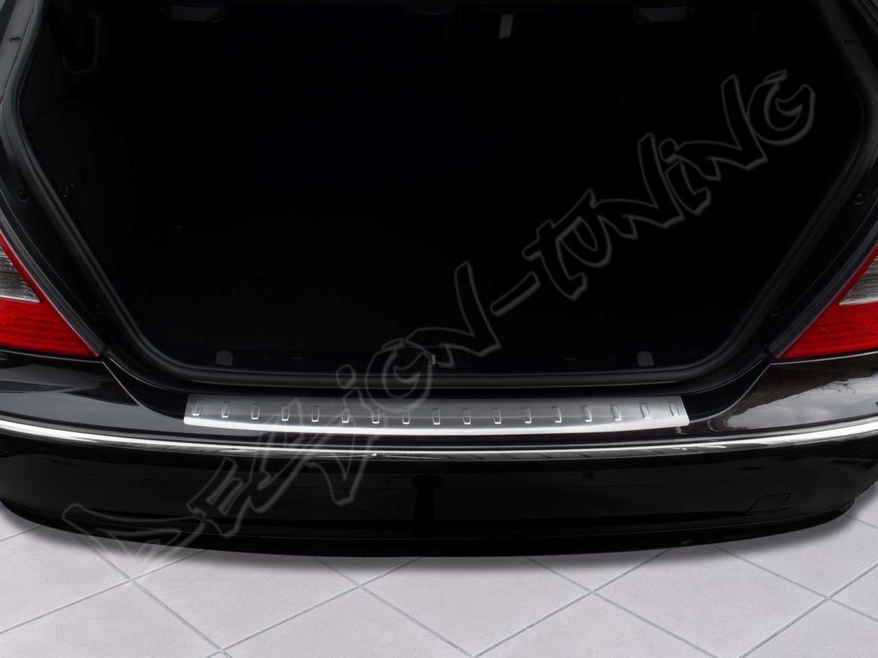 Накладка на бампер із загином та ребрами Mercedes E W211 Sedan