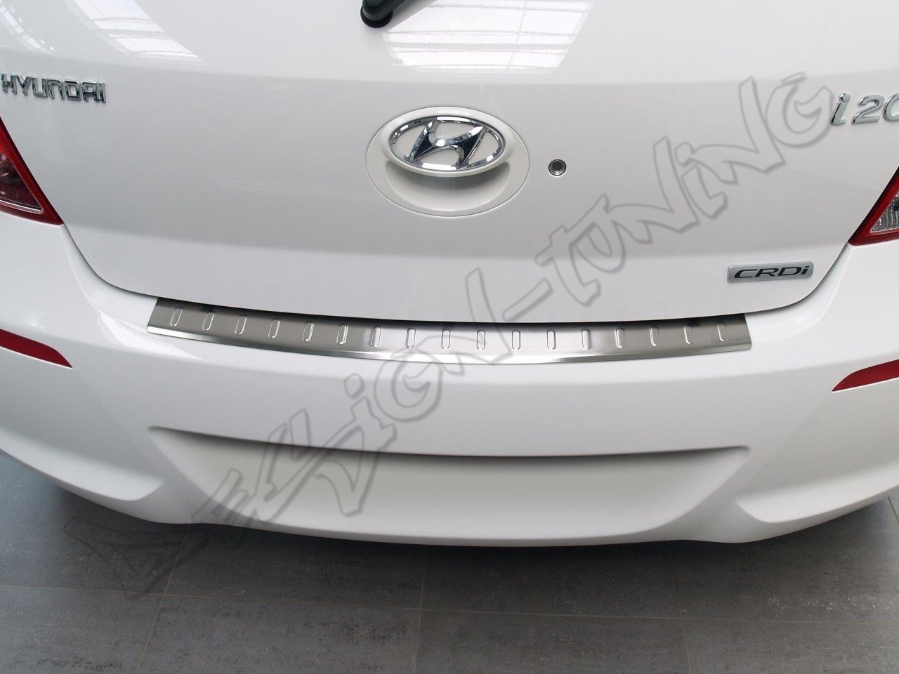 Накладка на бампер із загином та ребрами Hyundai i20