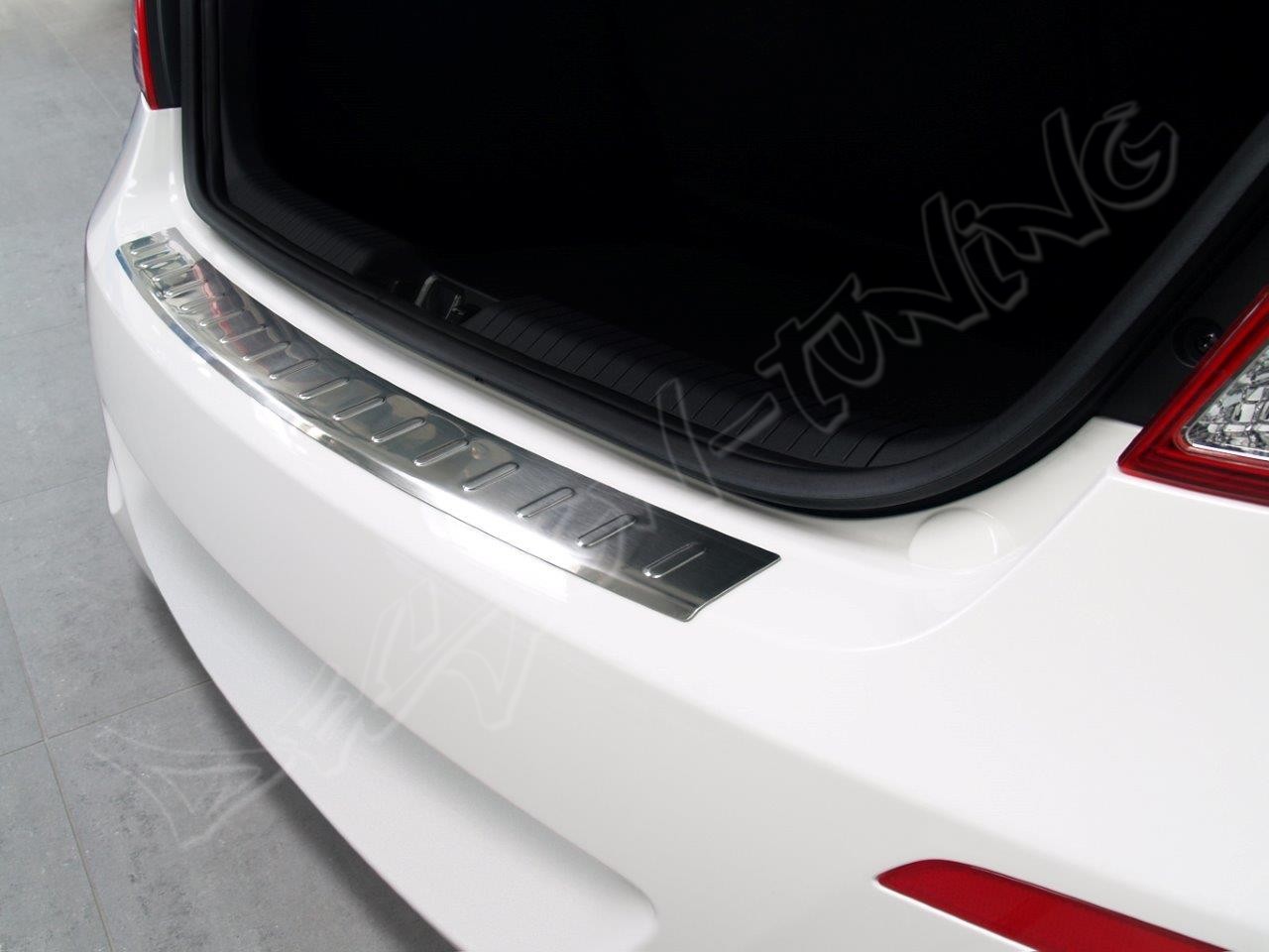 Накладка на бампер із загином та ребрами Hyundai i20