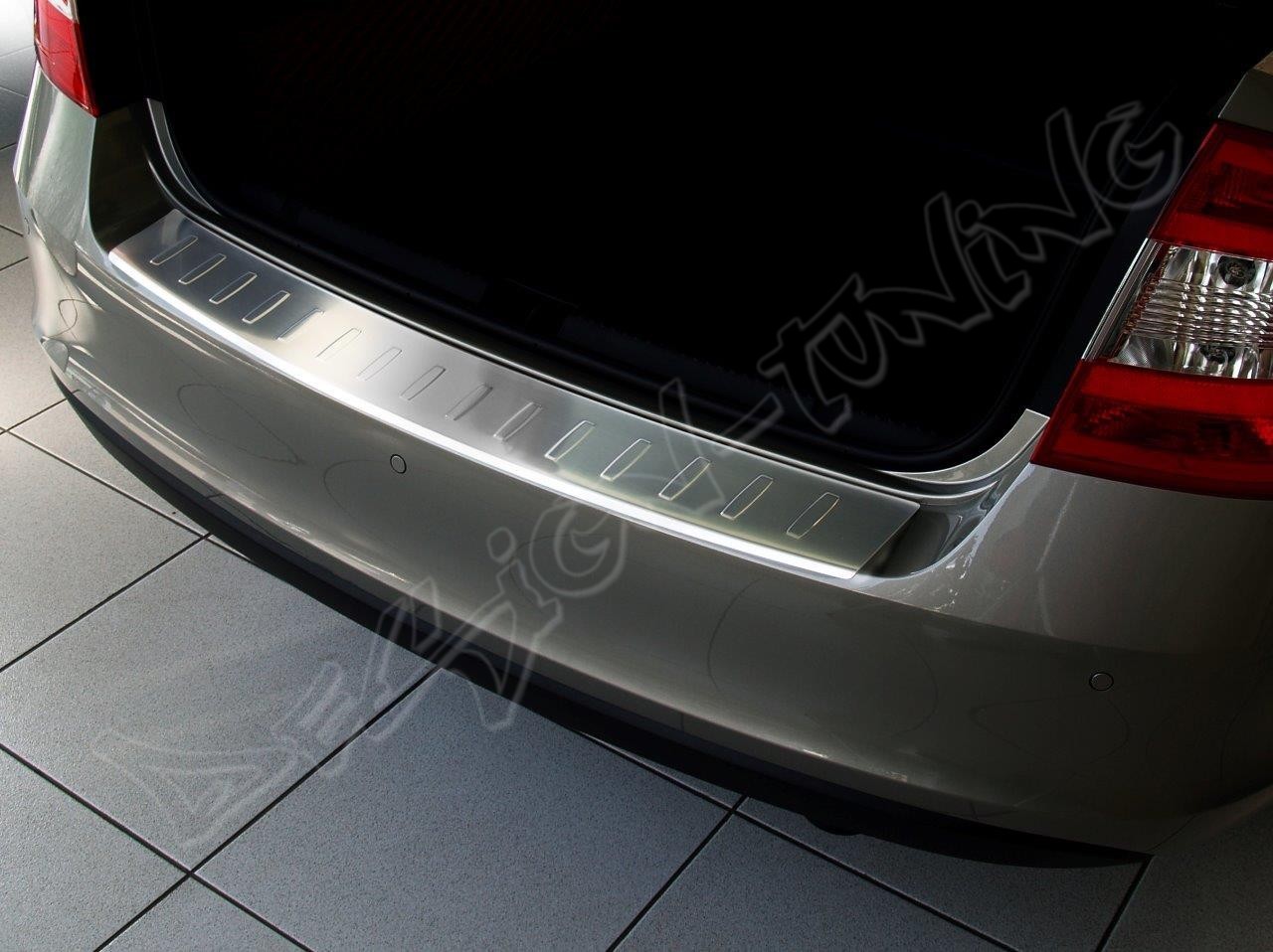 Накладка на бампер із загином та ребрами Skoda Rapid