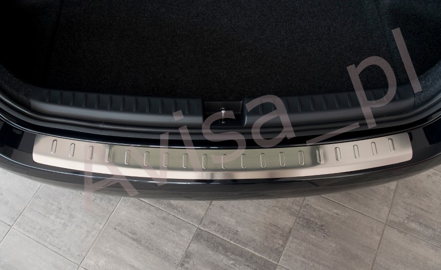 Накладка на бампер із загином та ребрами Seat Ibiza 6J ST (Kombi)