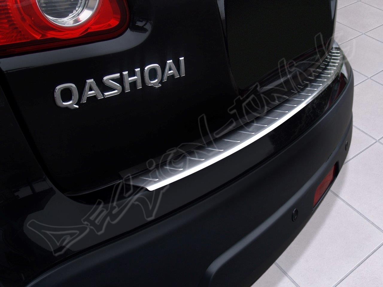 Накладка на бампер із загином та ребрами Nissan Qashqai
