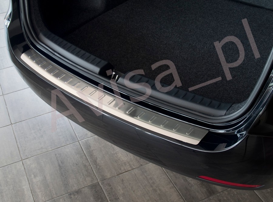 Накладка на бампер із загином та ребрами Seat Ibiza 6J ST (Kombi)