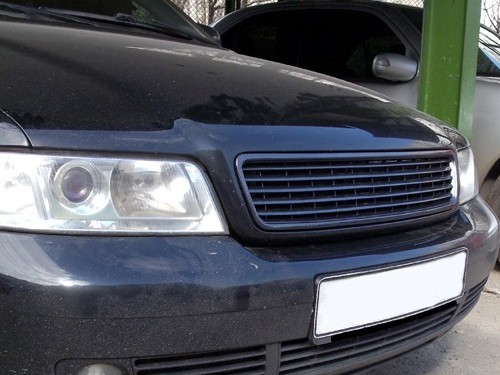 Тюнінгова решітка радіатора Audi A4 B5 чорна глянцева без емблеми