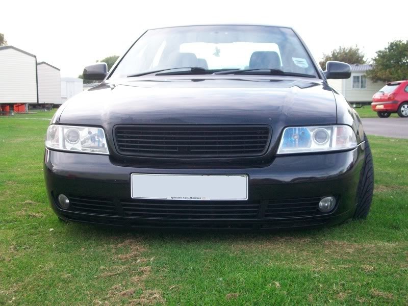 Тюнінгова решітка радіатора Audi A4 B5 чорна глянцева без емблеми