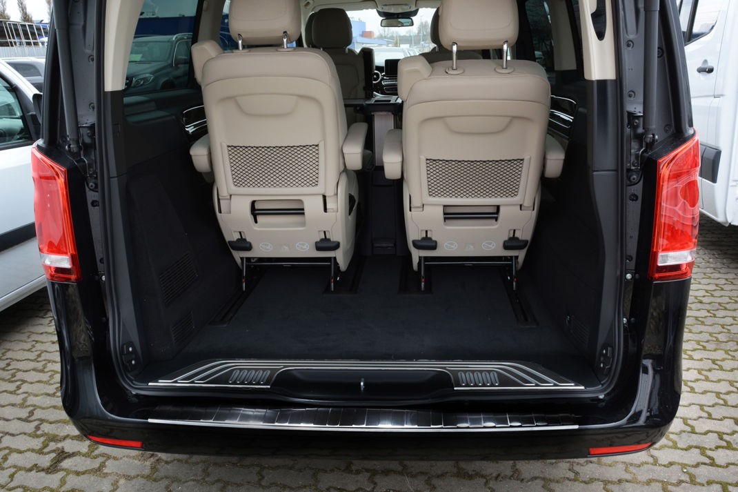 Накладка на задній бампер Mercedes W447 klasa V, Vito III чорна (графіт)