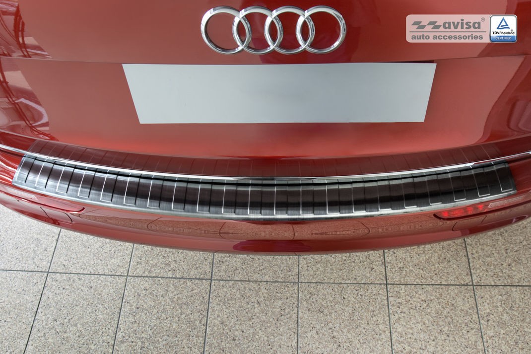 Накладка на бампер із загином та ребрами Audi Q5 чорна (графіт)
