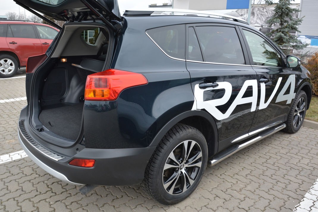 Накладка на бампер із загином та ребрами Toyota Rav4 IV