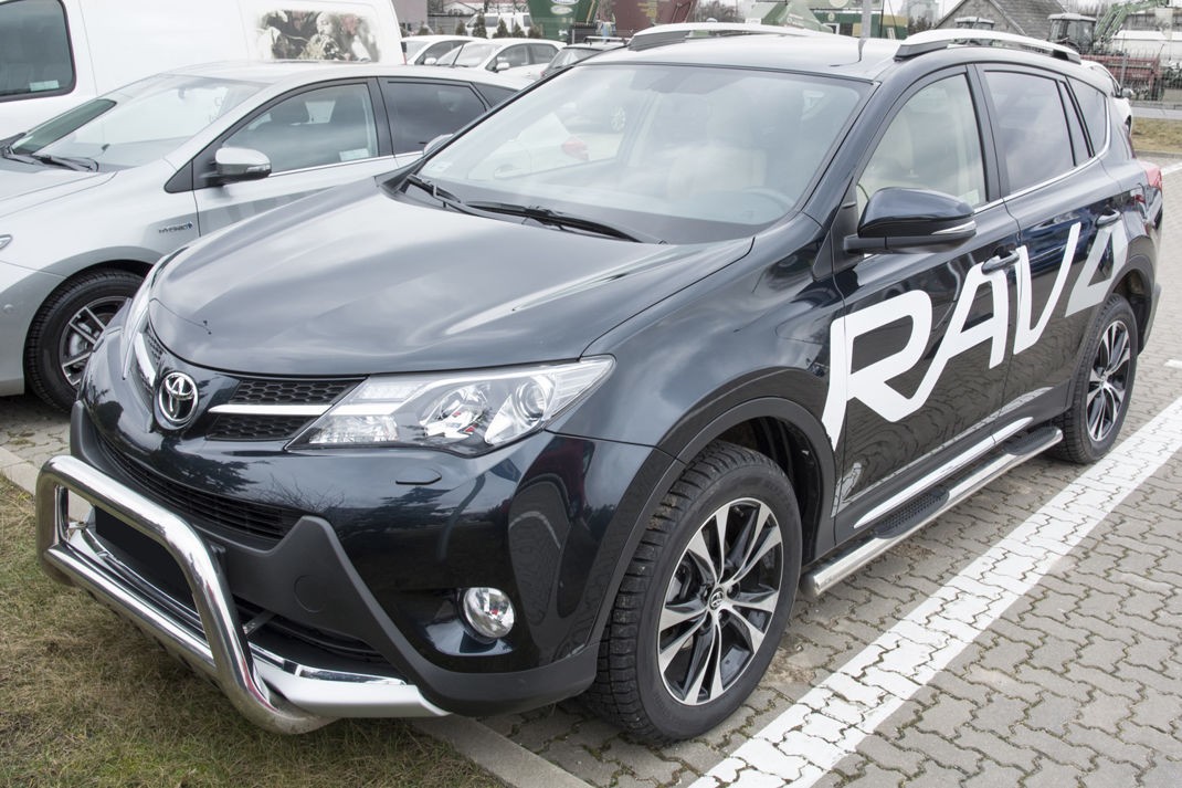 Накладка на бампер із загином та ребрами Toyota Rav4 IV