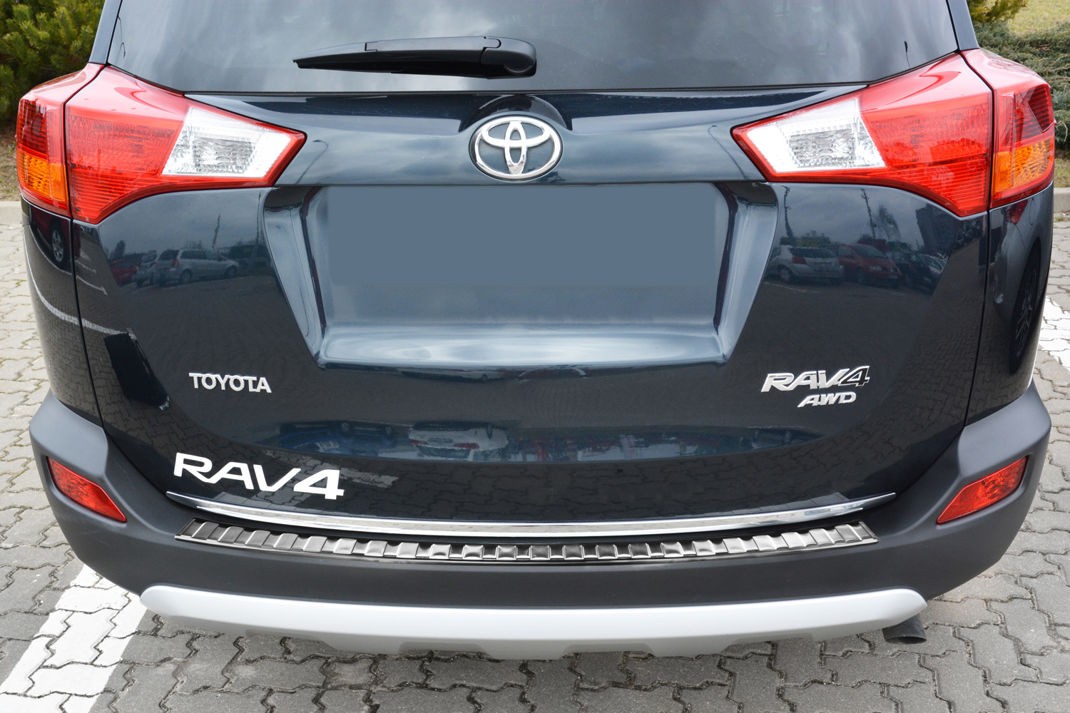 Накладка на бампер із загином та ребрами Toyota Rav4 IV