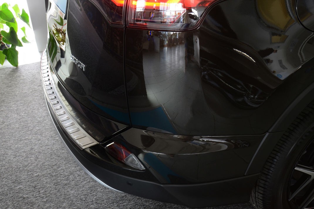 Накладка на бампер із загином та ребрами Toyota Rav4 IV FL