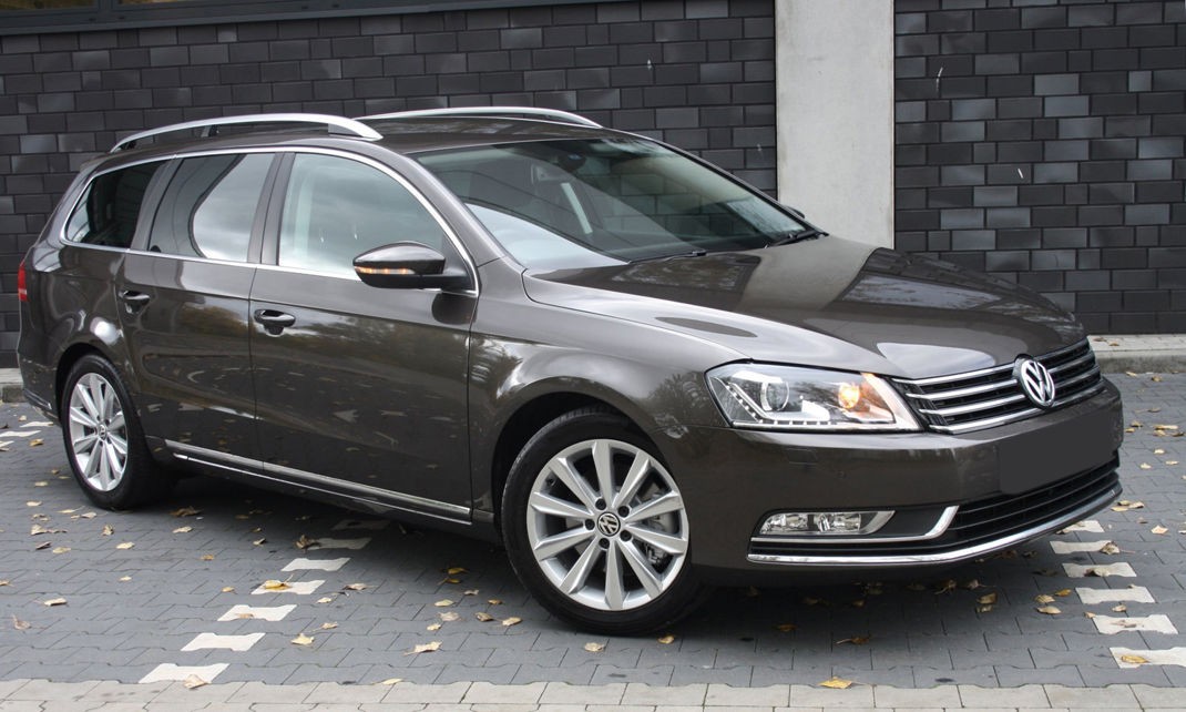 Накладка на бампер із ребрами Volkswagen Passat B7 Variant (kombi) чорна